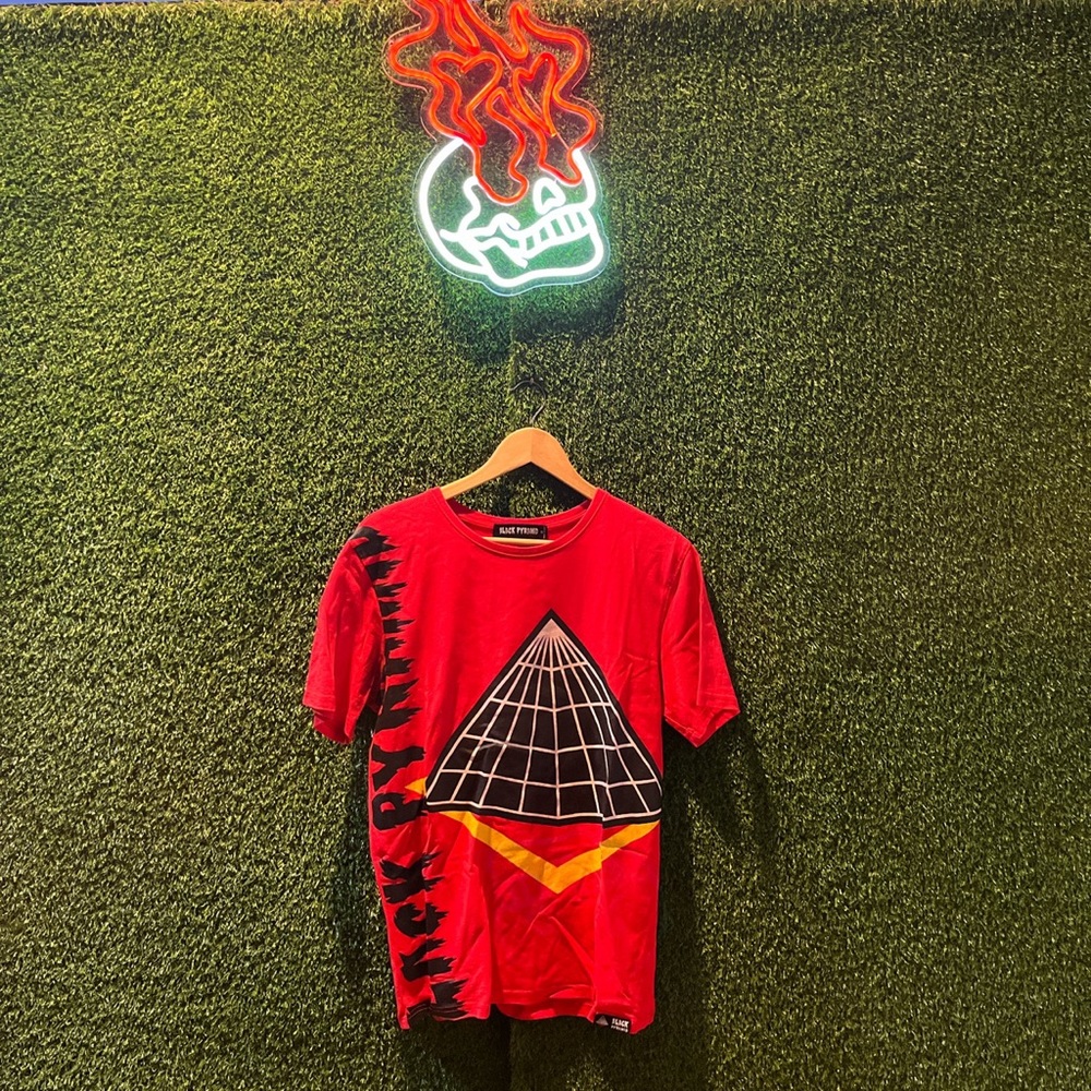 BLACK PYRAMID BY CHRIS BROWN TEE🔴
Size Medium- True to Size⚫️
8/10 Condition🟡
